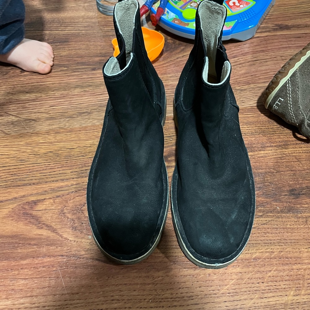 Black Chelsea Clarks